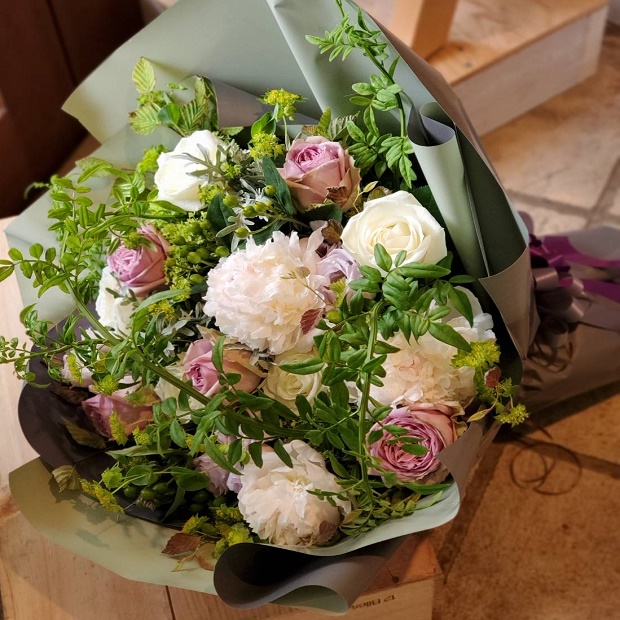 L Etoile 花束 タンタシオン 芍薬 バラ